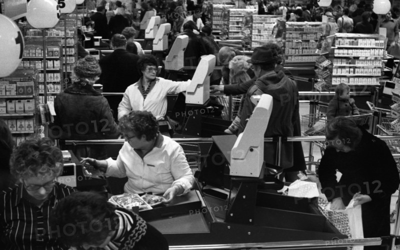 Shopping hustle and bustle in the Christmas business at the department store Horten in Essen on December 10,1977.
