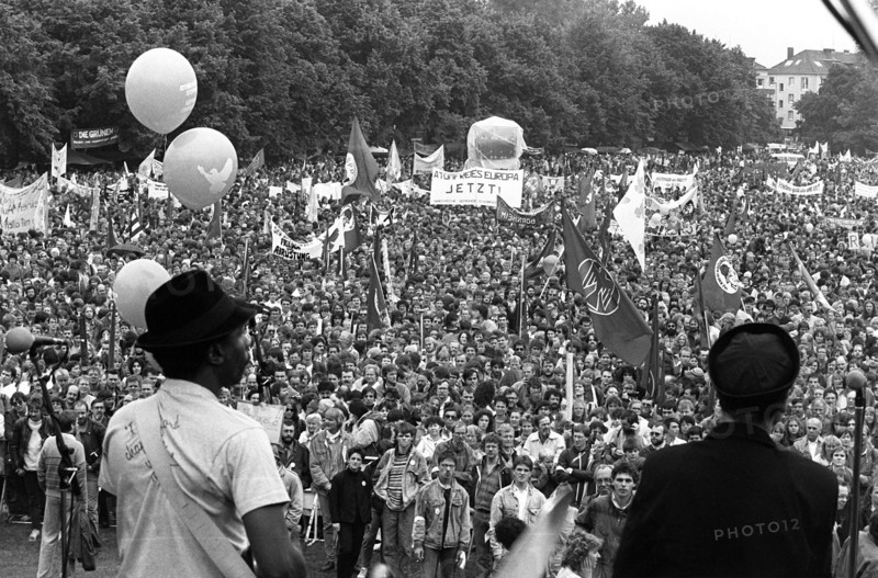 (dpa files) - A general view of demonstrators during the peace demonstration for scrapping of the nuclear missiles in the Hofgarten in Bonn, 13 June 1987.
