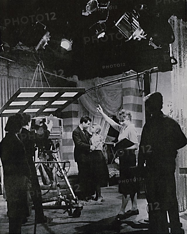 Am 21. Februar 1959 wurde das Fernsehspiel 'Wenn die Nacht kein Ende nimmt' des Wiener Autors Karl Georg Külb aus dem Adlershofer Studio IV live gesendet. Die Aufnahmeleiterin gibt den Darstellern Christel Bodenstein und Armin Mueller-Stahl das Zeichen zum Beginn ihrer Szene vor den modernen Orthikon-Kameras. Foto: Klaus Winkler - KEINE BILDFUNKVERWENDUNG - || Mininum fee EUR 25