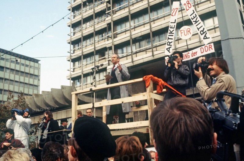 Der ehemalige General des DDR-Ministeriums für Staatssicherheit (Stasi), Markus Wolf, spricht am 04.11.1989 bei der Abschlußkundgebung nach der Protestdemonstration in Berlin (Ost) am Alexanderplatz. An der größten Protestdemontsration in der Geschichte der DDR beteiligten sich zwischen 500.000 und einer Million Menschen. Auf der Abschlußkundgebung ergriffen zahlreiche Künstler und Bürgerrechtler das Wort. Foto: Günter Gueffroy +++(c) dpa - Report+++