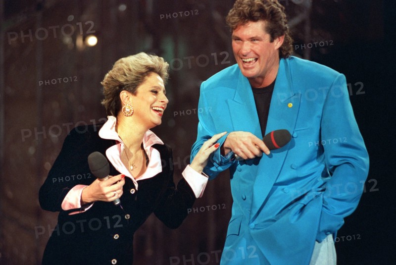 Die deutsche Entertainerin Dagmar Frederic scherzt am 21.1.1993 in Bremen während ihrer vom MDR produzierten Unterhaltungssendung "Meine Show" mit ihrem Gast, dem US-Schauspieler und Sänger David Hasselhoff.