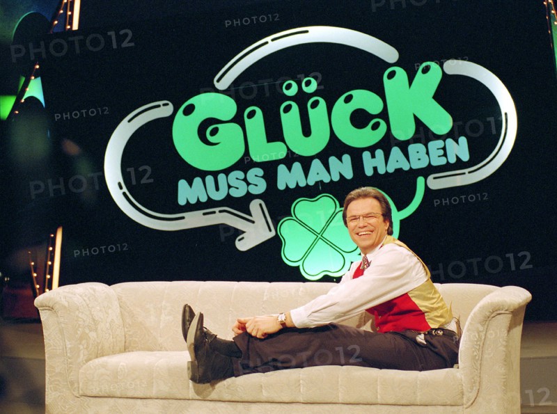 Der Sänger und Entertainer Wolfgang Lippert (r), Lippi, mit dem Sänger Al Martino 1992, bei einem Auftritt in der TV-Sendung "Glück muss man haben", undatiertes Foto von 1992. Die im Regionalprogramm des MDR ausgestrahlte Sendung wurde vom früheren DFF (einst Fernsehen der DDR) übernommen und weiter geführt.