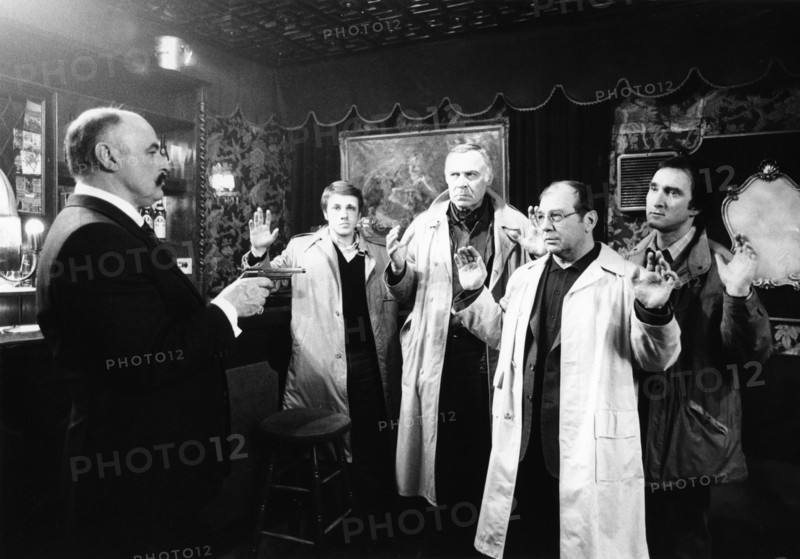 5632370 (9002126) Szene aus der deutschen Fernsehserie "Tatort" Folge: "Wunschlos tot" von 1987. V.l.n.r.: der deutsche Schauspieler Heinrich SCHWEIGER, der österreichische Schauspieler Christoph WALTZ und die deutschen Schauspieler Michael JANISCH, Bruno DALLANSKI und Michael BUKOWSKY.