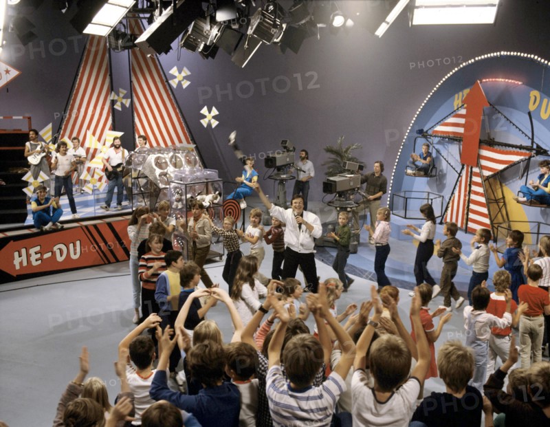 Der Entertainer und Sänger Wolfgang Lippert (Mitte), aufgenommen 1987 in einem Fernsehstudio des DFF (Deutscher Fernsehfunk der DDR) in Berlin-Adlershof bei der Kinderfernsehsendung "He Du".