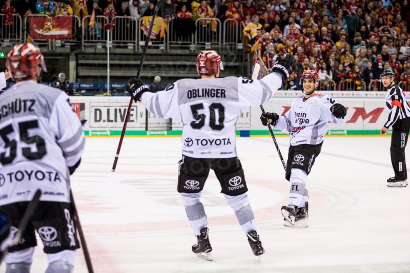 Jubel bei den Koelner Haien nach dem gewonnenen Penalty-Schiessen zum 3:4 gegen die Duesseldorfer EG; Alexander Oblinger (#50, Koelner Haie), Frederik Tiffels (#21, Koelner Haie), DEL, Duesseldorfer EG - Koelner Haie, ISS Dome, Duesseldorf