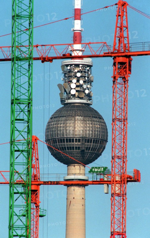 Der Berliner Fernsehturm am Alexanderplatz feiert Geburtstag. Am 3. Oktober wird der Turm, hier die von Baukränen "umrahmte" Kugel, 25 Jahre alt. Mit seinen 365 Metern Höhe ist er der zweithöchste Turm Europas