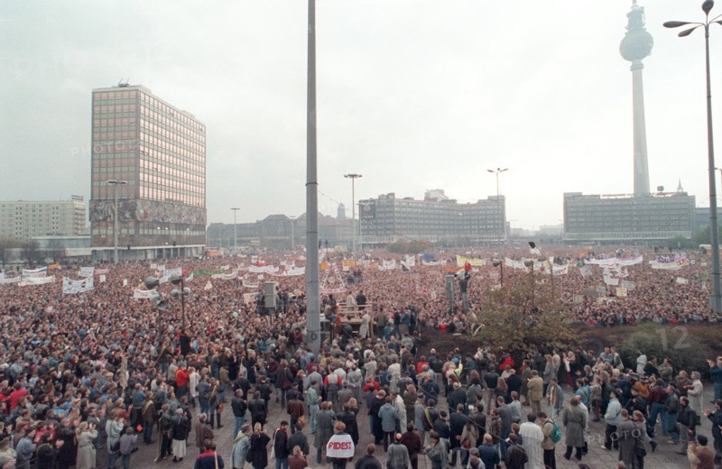 Berlin: Knapp vier Wochen nach dem 40. Jahrestag der DDR gingen am 04.11.1989