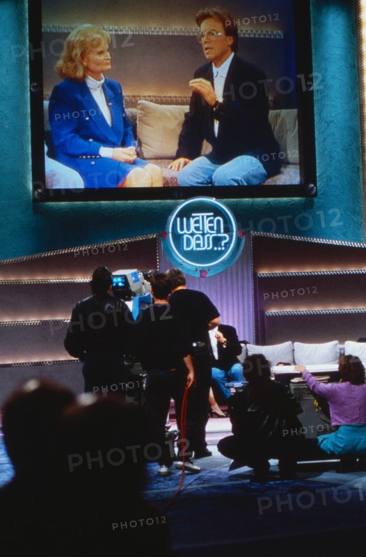 Wetten dass, Spielshow, Deutschland 1992, auf Großbildschirm; Hannelore Kohl im Gespräch mit Moderator Wolfgang Lippert