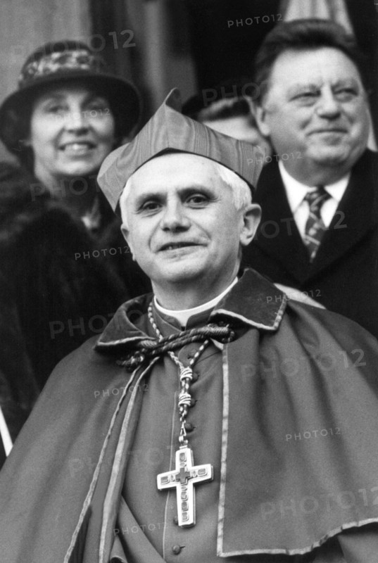 Joseph Kardinal Ratzinger, bisheriger Erzbischof von München und Freising, verabschiedet sich am 28. Februar 1982 auf dem Münchener Marienplatz von den Gläubigen. Im Hintergrund Bayerns Ministerpräsident Franz Josef Strauss (CSU) mit seiner Frau Marianne. Ratzinger wurde als Präfekt der Glaubenskongregation, der höchsten und zentralen Instanz für die Interpretation und Verteidigung der katholischen Glaubenslehre, in den Vatikan abberufen. Der am 16. April 1927 in Marktl am Inn geborene Theologe begann seine Karriere auf dem Zweiten Vatikanischen Konzil (1962-1965) als Berater von Joseph Kardinal Frings und stieg unter Papst Johannes Paul II. in höchste kirchliche Ämter auf. Seit 1981 ist er Präfekt der Glaubenskongregation.