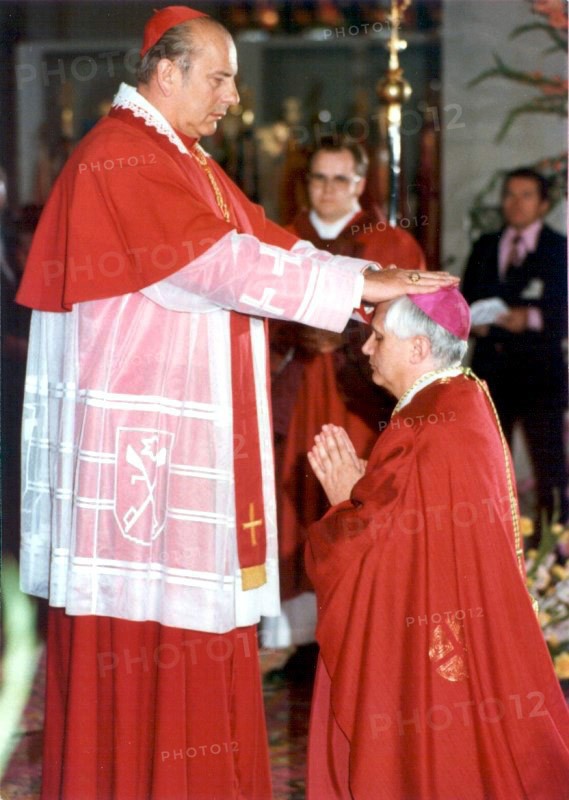 Am Pfingstsonntag des Jahres 1977 wurde der von Papst Paul VI. zum Erzbischof von München und Freising ernannte Theologieprofessor Joseph Ratzinger im Münchner Liebfrauendom zum Bischof geweiht (Foto vom 28.05.1977). Der damalige Bischof von Berlin, Kardinal Alfred Bengsch, bei der Handauflegung. Joseph Ratzinger ist am Dienstag (19.04.2005) in Rom zum neuen Papst gewählt worden. Er nennt sich Benedikt XVI. dpa/lby +++(c) dpa - Report+++