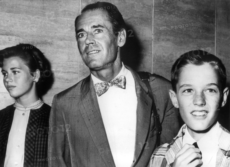 Der amerikanische Schauspieler Henry Fonda am Rande der Dreharbeiten zu dem Film "Krieg und Frieden" im Jahr 1956 in Rom mit seinen Kindern Jane und Peter. Der Vater der Schauspieler Jane und Peter Fonda ist aus Filmen wie "Die zwölf Geschworenen", "Spiel mir das Lied vom Tod" und "Am goldenen See" bekannt. Er wurde am 16.05.1905 in Grand Island (Nebraska) geboren und verstarb am 12.08.1982 in Los Angeles (Kalifornien). +++(c) dpa - Report+++