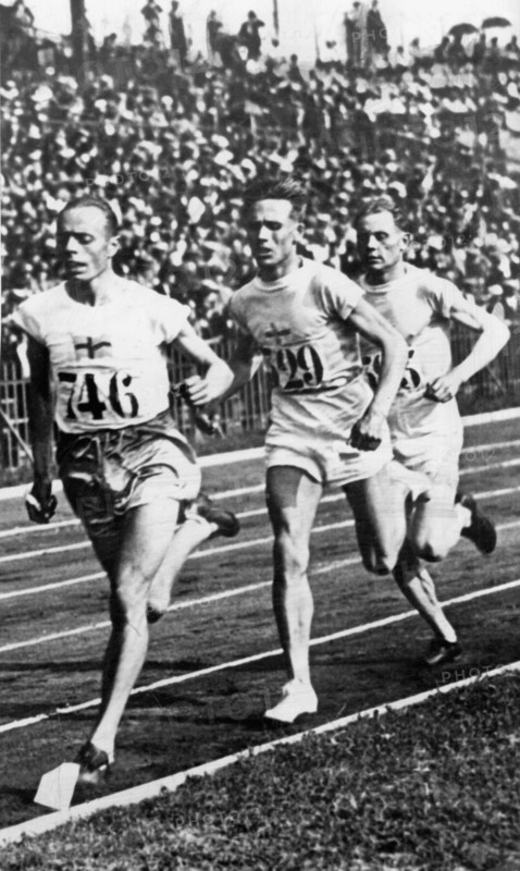 Der finnische Läufer Paavo Nurmi (l) siegt bei der Olympiade 1924 in Chamonix bei Paris im 5000-Meter-Lauf. Bei den Olympischen Spielen gewann der finnische Wunderläufer Nurmi vier Goldmedaillen.