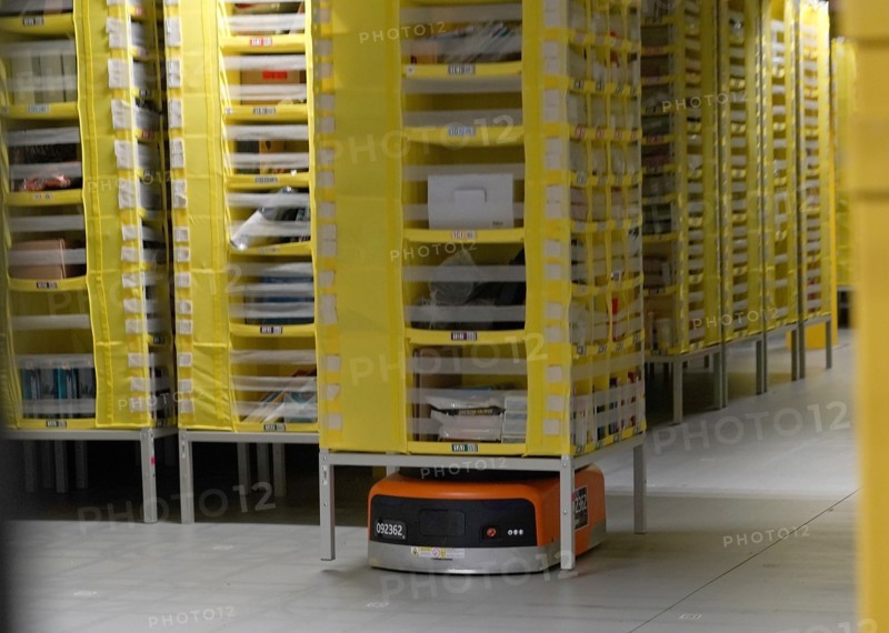 13.10.2020, Logistik Zentrum, Frankenthal, Amazon Logistik Zentrum am Prime Day, im Bild Regale die per Amazon Robotics gesteuert werden