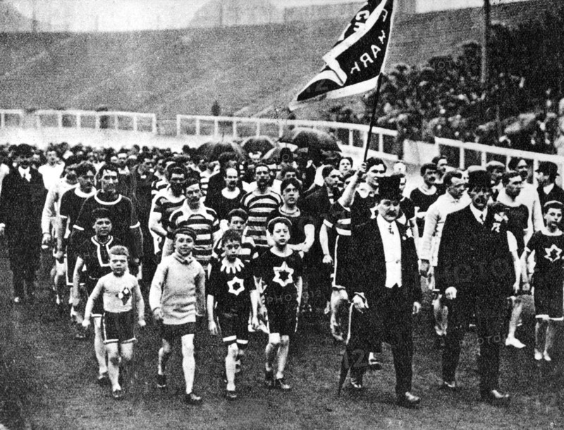 Zur Eröffnung der Olympischen Spiele 1908 ziehen am 27.April in London 2000 Sportler in das 66.300 Zuschauer fassende White-City-Stadion von Sheperd's Bush ein. An den IV. Olympischen Spielen nehmen 23 Mannschaften mit 2056 Sportlern, davon 43 Frauen, teil. (Reproduktion)