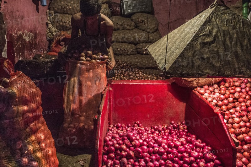 KOLKATA, Sept. 26, 2019 () -- A laborer works at an onion wholesale market in Kolkata, India, Sept. 25, 2019. Price of onions have increased to nearly threefold over the past couple of weeks in India, allegedly due to heavy damages rendered to ready-for-harvest crop in south-western state of Maharashtra, and other nearby areas, by incessant rains this year. Sold at a price tag of around 20 Indian Rupees a kilogram in Delhi, and other parts in north India, the commodity is now available at nearly 60 Indian Rupees a kilogram.