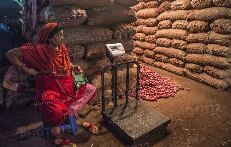 (190927) -- Kolkata, Sept. 27, 2019 () -- An onion seller waits for customers at an onion wholesale market in Kolkata, India, Sept. 25, 2019. Price of onions have increased to nearly threefold over the past couple of weeks in India, allegedly due to heavy damages rendered to ready-for-harvest crop in south-western state of Maharashtra, and other nearby areas, by incessant rains this year. Sold at a price tag of around 20 Indian Rupees a kilogram in Delhi, and other parts in north India, the commodity is now available at nearly 60 Indian Rupees a kilogram.