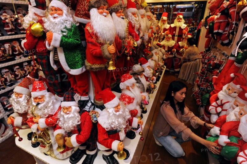 Yiwu, May 17, 2017 () -- A seller arranges commodities for Christmas at the Yiwu International Shopping Mall in Yiwu City, east China's Zhejiang Province, May 12, 2017. According to Hangzhou customs, Zhejiang's foreign trade value amounted to 760.62 billion yuan (110.4 billion US dollars) from January to April in 2017, up 19.5 percent year on year.