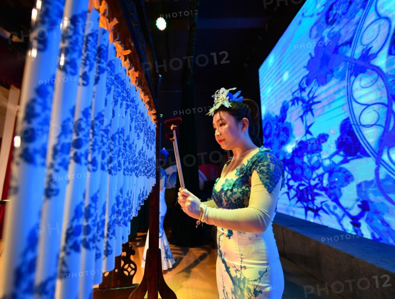 Instrument de musique traditionnel chinois en porcelaine