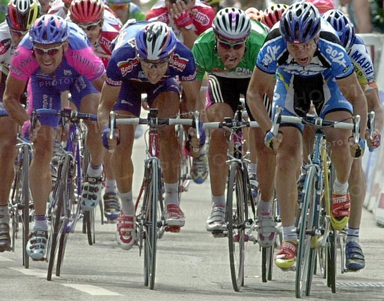 Sprinter-Kampf Kopf an Kopf: Der Este Jaan Kirsipuu vom Team AG2R, der deutsche Erik Zabel vom Team Telekom, der Franzose Damien Nazon (Bonjour) und der Slowake Jan Svorada (Lampre) sprinten am 13.07.2001 am Ziel der 6. Etappe der 88. Tour de France um den Tagessieg. Nach 211,5 Kilometern von Commercy nach Straßburg setzt sich Kirsipuu vor Nazon durch. Zabel belegte den fünften Platz und verteidigt das Grüne Trikot.
