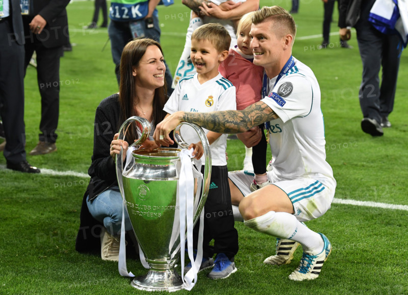 26 May 2018, Ukraine, Kiev: Soccer, Champions League final, Real Madrid vs FC Liverpool at the Olimpiyskiy National Sports Complex. Real's Toni Kroos celebrates with his wife Jessica Faber and children Leon and Amelie. Photo: Ina Fassbender/dpa