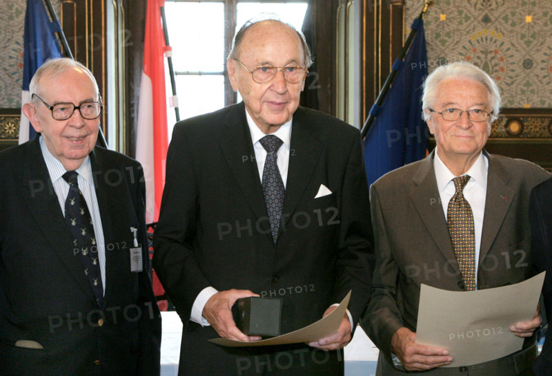 Les anciens ministres des Affaires étrangères de Pologne, d'Allemagne et de France,  Krzystof Skubiszewski, Hans Dietrich Genscher (FDP) et Roland Dumas sont réunis mardi (29.08.2006) à l'hôtel de ville de Weimar