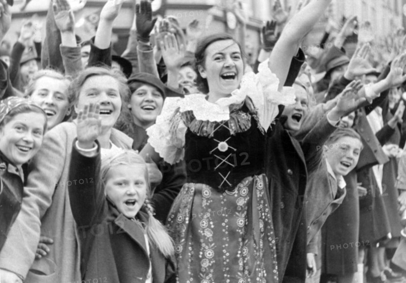 Das Motiv aus der nationalsozialistischen Propaganda zeigt jubelnde Sudetendeutsche in Karlsbad bei der Ankunft von Adolf Hitler, aufgenommen im Oktober 1938. (26_1) Foto: Fotoarchiv für Zeitgeschichte/Archiv / Stiehr - ACHTUNG! Keine Bildfunkverwendung! - || Mininum fee EUR 40