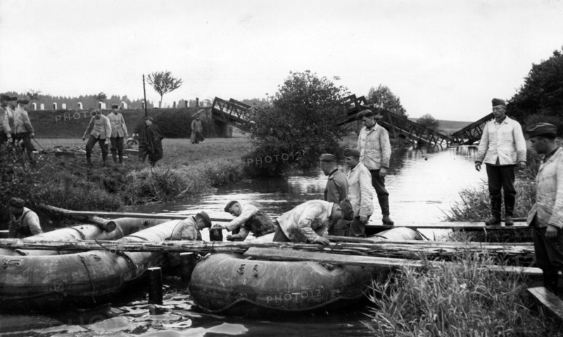 Bau einer Behelfsbrücke bei Graslitz (heute: Kraslice in Tschechien) durch die Deutsche Wehrmacht - die nationalsozialistische Propaganda schreibt dazu am 4.10.1938 auf der Rückseite dieses Bildes: "Deutsche Pioniere arbeiten im Sudetenland. Deutsche Pioniere sind nach der Besetzung sofort an die Arbeit gegangen und bauen eine Notbrücke bei Graslitz. Im Hintergrunde die von den Tschechen gesprengte Graslitzer Brücke." [Mängel in der Qualität durch historische Bildvorlage bedingt.] Foto: Fotoarchiv für Zeitgeschichte/Archiv - GESPERRT FÜR BILDFUNK - || Mininum fee EUR 40