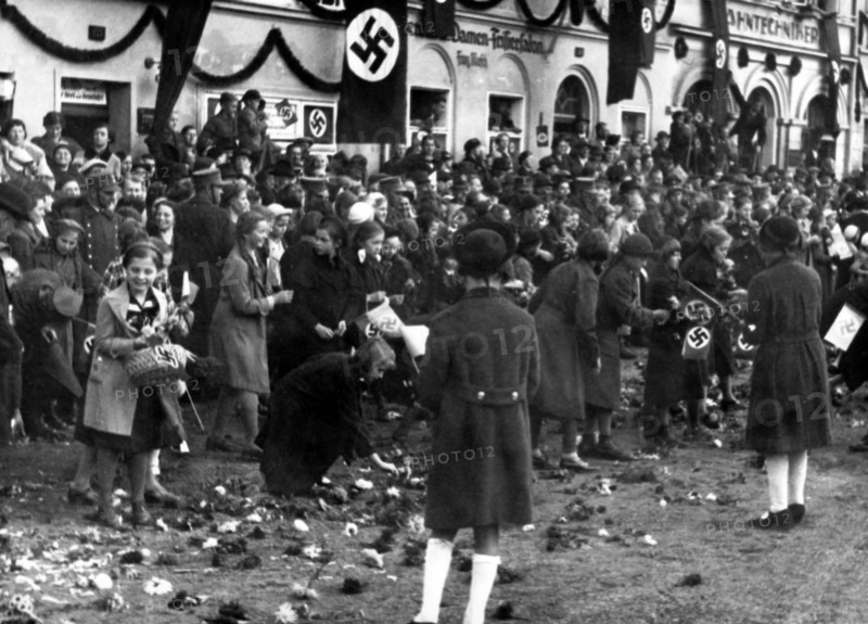 Das Motiv aus der nationalsozialistischen Propaganda zeigt Adolf Hitler nach dem Münchner Abkommen vom 29. September 1938 bei einem feierlichen Empfang im Sudetenland. Aufnahmeort und -datum unbekannt. Foto: Fotoarchiv für Zeitgeschichte/Archiv - GESPERRT FÜR BILDFUNK - || Mininum fee EUR 40
