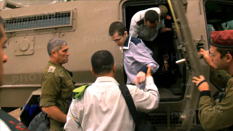 Der Videograb eines Film der israelischen Armee zeigt Gilad Schalit am Dienstag (18.102011) nach seiner Freilassung. Mehr als fünf Jahre nach seiner Entführung in den Gazastreifen ist der israelische Soldat Gilad Schalit in seine Heimat zurückgekehrt. Foto: Israelische Armee dpa ++