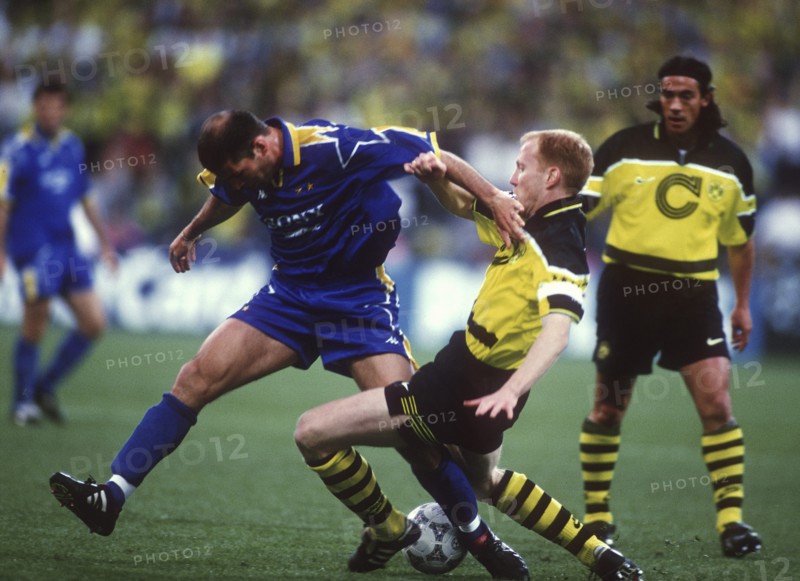 RAU/SAMMER_ZIDANE_1CL97_RAU.JPG , MUENCHEN, DEUTSCHLAND, 28.5.1997, Dortmunds Matthias SAMMER gegen Zinedine ZIDANE, BVB 09 Bor. Borussia Dortmund Championsleague Sieger Sieg 1997 gegen Juventus Turin, 3 - 1 , FUSSBALL , FUßBALL, FOOTBALL, SOCCER, CHAMPIONSLEAGUE, 'CHAMPIONS LEAGUE', FUßBALL CL , UEFA CHAMPIONS LIGA LEAGUE, UCL , Halbfinale Halbfinal Rueckspiel,
