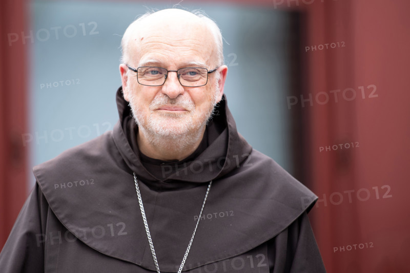 Der Apostolische Visitator Anders Arborelius steht vor dem Maternushaus. Er ist einer von zwei Bischöfen, die als Bevollmächtigte von Papst Franziskus die Arbeit des Kölner Erzbischofs Woelki untersuchen. Es wird damit gerechnet, dass sie bis Mitte des Monats in Köln bleiben, um anschließend einen vertraulichen Abschlussbericht abzufassen.