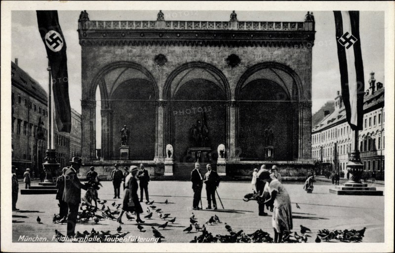 München, Feldherrnhalle, Passanten, Taubenfütterung