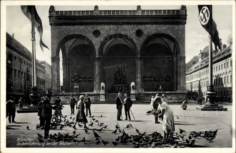 München Bayern, Taubenfütterung vor der Feldherrnhalle