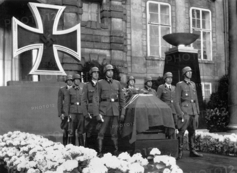 Nach der Ermordung durch tschechische Widerstandskämpfer halten SS-Männer Ehrenwache am Sarg Heydrichs. (Aufnahmedatum: 01.01.1942-31.12.1942)