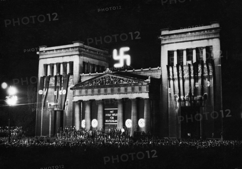 Zur Volksabstimmung, die nach dem Tod Hindenburgs wegen der Vereinigung der Ämter des Reichskanzlers und Reichspräsidenten in der Person Adolf Hitler durchgeführt wurde, spricht Hermann Göring auf dem Königsplatz in München. Die Propyläen sind mit einem beleuchteten Hakenkreuz und einem Schriftband 'Mit Adolf Hitler für Deutschland' geschmückt. (Aufnahmedatum: 01.08.1934-31.08.1934)