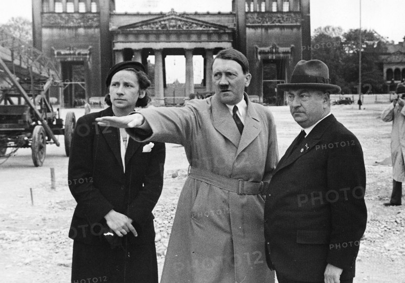 Adolf Hitler mit dem Architekten Professor Gall (rechts) und Gerdy Troost auf dem Königsplatz in München. Er erläutert seine Wünsche für die Umgestaltung des Königsplatzes, 1934. (Aufnahmedatum: 01.01.1934-31.12.1934)