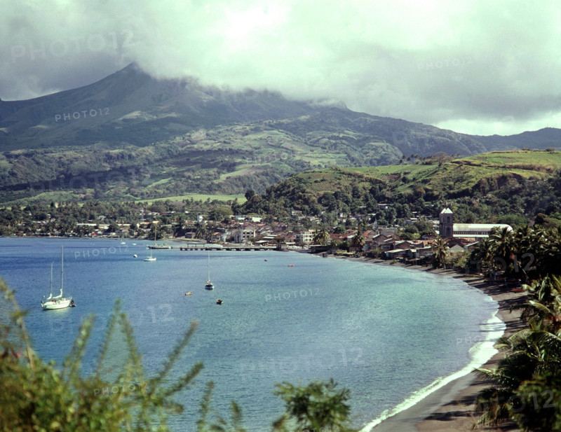 Vue sur l'ancienne capitale Saint Pierre (Martinique) avec le volcan de la Montagne Pelée en arrière-plan. Lors de l'éruption du volcan en 1902, la ville portuaire de Saint-Pierre a été entièrement détruite et environ 40.000 personnes ont perdu la vie. +++(c) dpa - Report+++