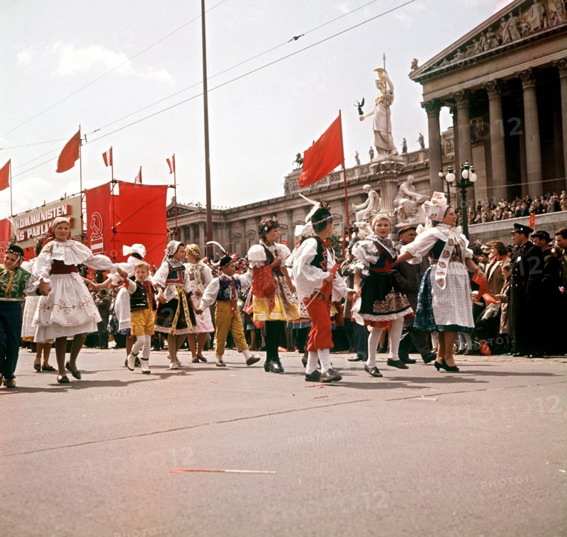Eine tschechische Volkgruppe in Trachten nimmt zusammen mit den Kommunisten am 1. Mai 1969 an der Demonstration zum Tag der Arbeit in der österreichischen Hauptstadt Wien teil.