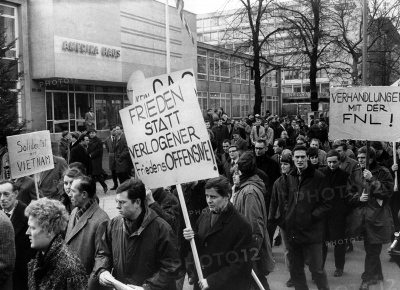 Studenten demonstrieren mit Plakaten gegen den Vietnamkrieg