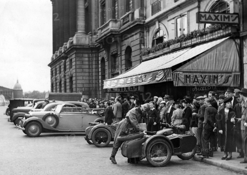 Vor der Bar Maxim's in der Rue Royale