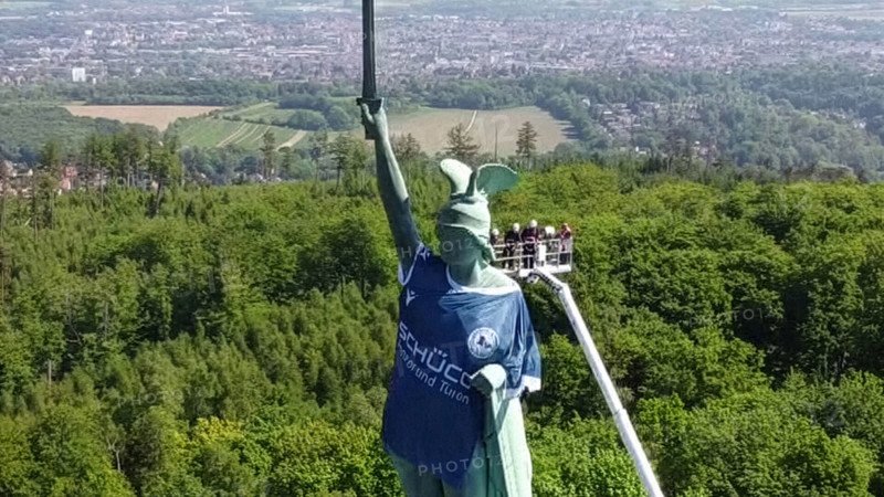 The Hermannsdenkmal is wearing the jersey of the DSC Arminia Bielefeld soccer club