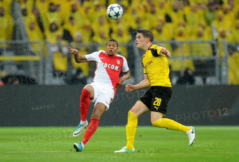 firo : 12.04.2017 Fußball, Saison 2016/2017, Champions League, BVB, Borussia Dortmund - AS Monaco, Viertelfinal-Hinspiel Zweikampf, Mathias GINTER, BVB Borussia Dortmund, Kylian MBAPPE, AS Monaco, ganze Figur,