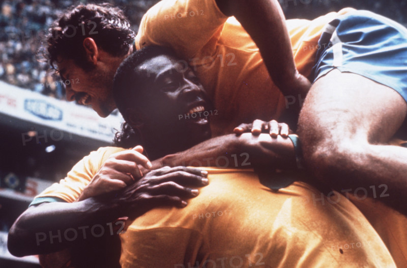 Brazilian international players PELE and Roberto RIVELINO are celebrating with teammates at the 1970 FIFA World Cup finale Brazil - Italy 4:1 in Mexcio