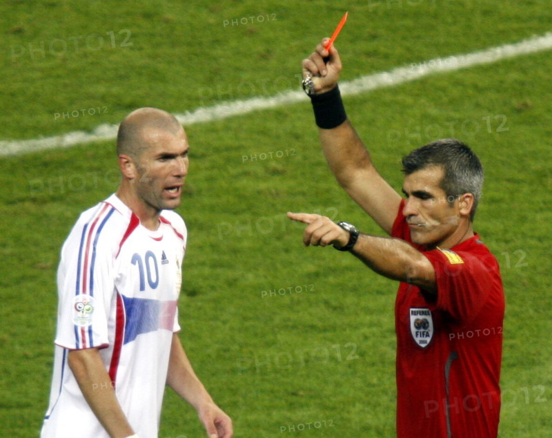Zinedine Zidane from France is shown the red card by referee Horacio Elizondo during the final of the 2006 FIFA World Cup between Italy and France at the Olympic Stadium in Berlin, Germany, Sunday 09 July 2006. DPA/THOMAS EISENHUTH +++ Mobile Services OUT +++ Please refer to FIFA's Terms and Conditions. +++(c) dpa - Report+++