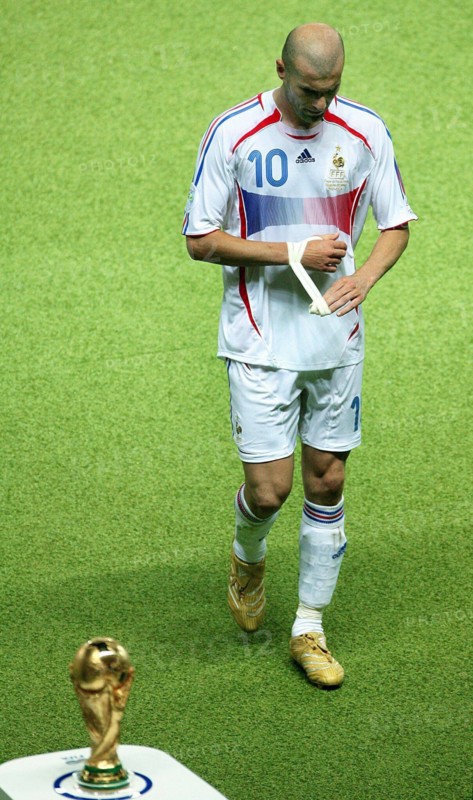 YEARENDER 2006 JULY 5/7 French team captain Zinedine Zidane leaves the pitch after being sent off during the final of the 2006 FIFA World Cup between Italy and France at the Olympic Stadium in Berlin, Germany, Sunday 09 July 2006. Peter Kneffel