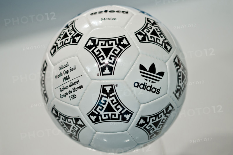 Der offizielle Ball "Azteca Mexico" der Fußball-Weltmeisterschaft in Mexiko 1986, ist am 08.05.2014 in Fürth (Bayern) am Rande der Hauptversammlung des Sportartikelherstellers adidas zu sehen. Foto: Daniel Karmann/dpa