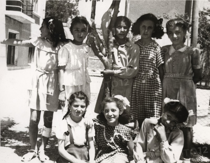 Farah Diba à l'école italienne de Téhéran