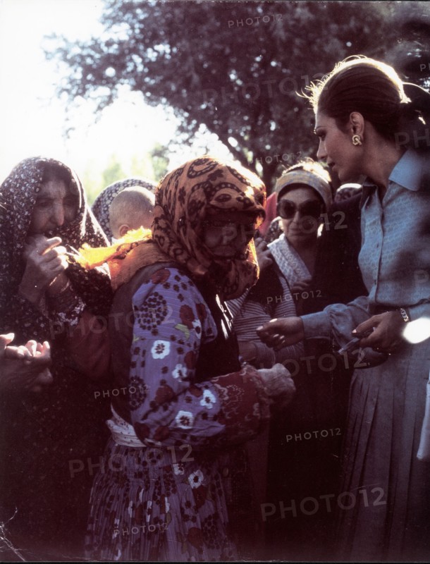 Farah Pahlavi chez les lépreux, ville de Machad