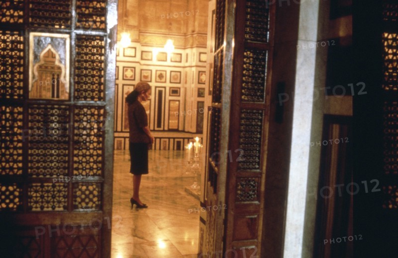Farah Pahlavi devant le cercueil de son mari Mohammed Reza Shah Pahlavi