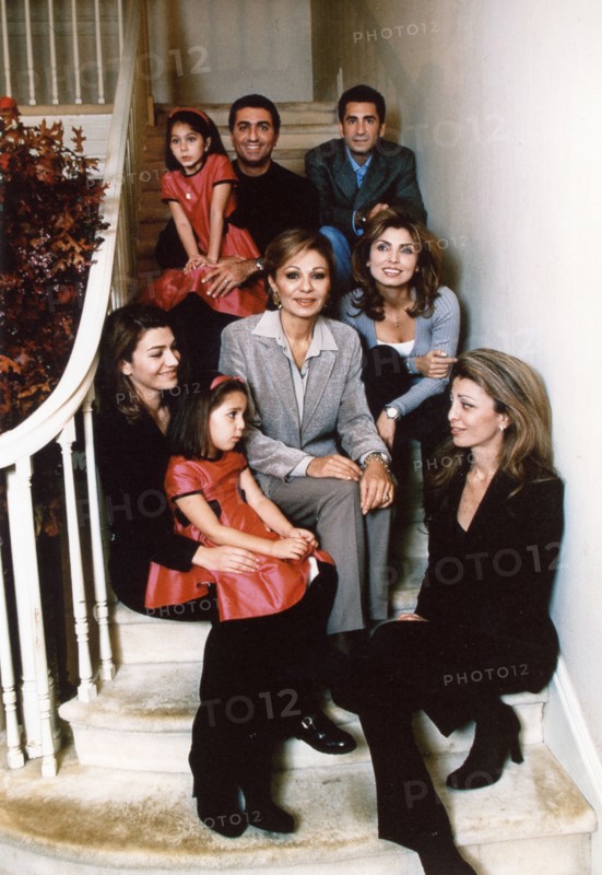 Farah Pahlavi entourée de sa famille, anniversaire SMI. Etats-Unis, octobre 1998.
